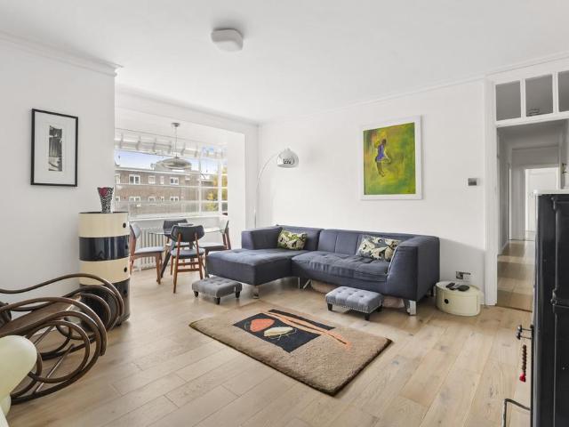 Flat for sale in Balham, Greater London