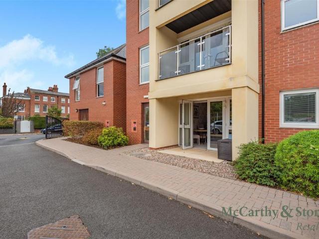 Flat for sale in Barbourne, Worcestershire
