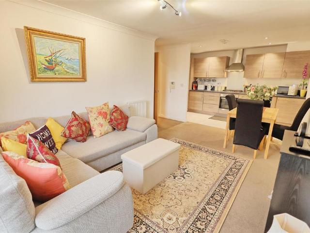 Flat for sale in Kings Hill, Colliers End