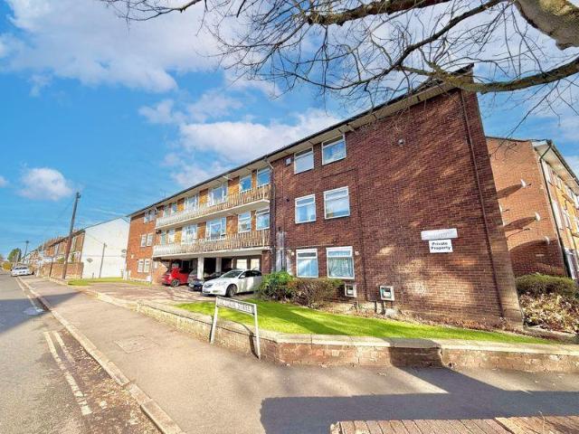 Flat for sale in Dunstable, Bedfordshire