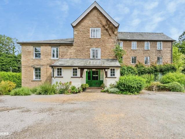 Flat for sale in Aston Crews