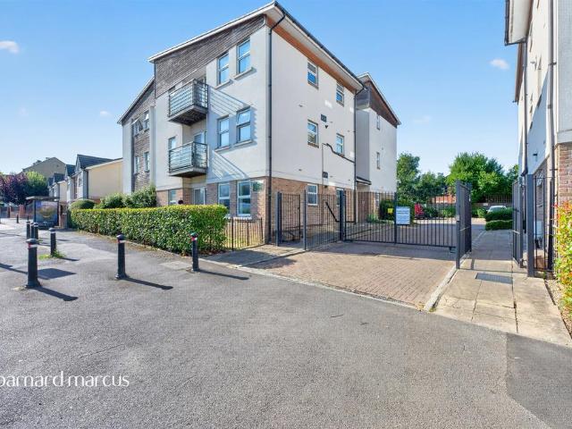 Flat for sale in West Ewell, Ewell