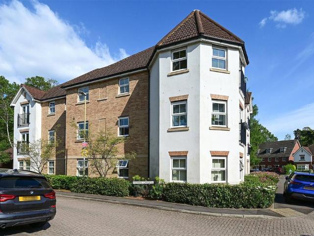 Flat for sale in The Crescent, Farnborough