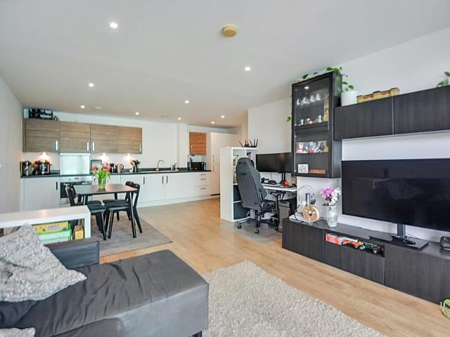 Flat for sale in Poplar Grove, Greater London