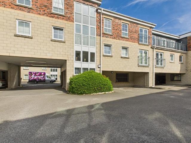 Flat for sale in Calderstones