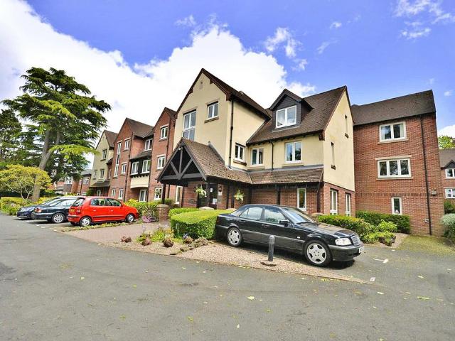 Flat for sale in Goldthorn Hill, Penn