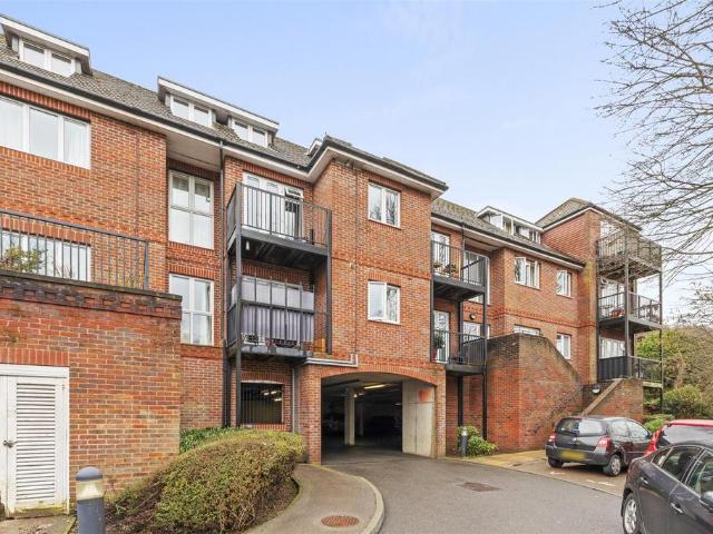 Flat for sale in Totteridge, Buckinghamshire