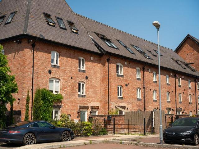 Flat for sale in Elmfield, Leicestershire