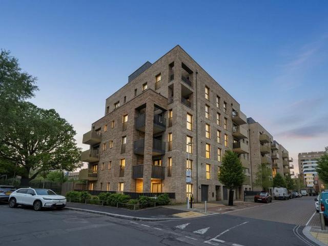 Flat for sale in London Borough of Hounslow, Greater London