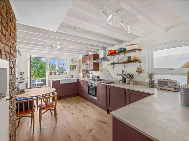 Flat for sale in Nunhead, Greater London
