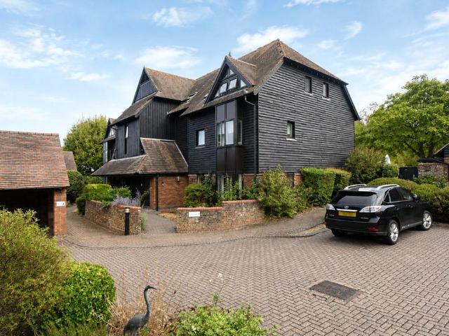 Flat for sale in Hart, Hampshire
