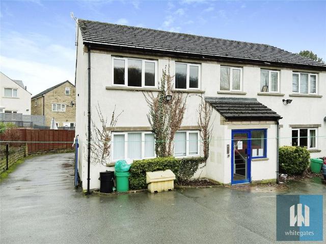 Flat for sale in Huddersfield, West Yorkshire