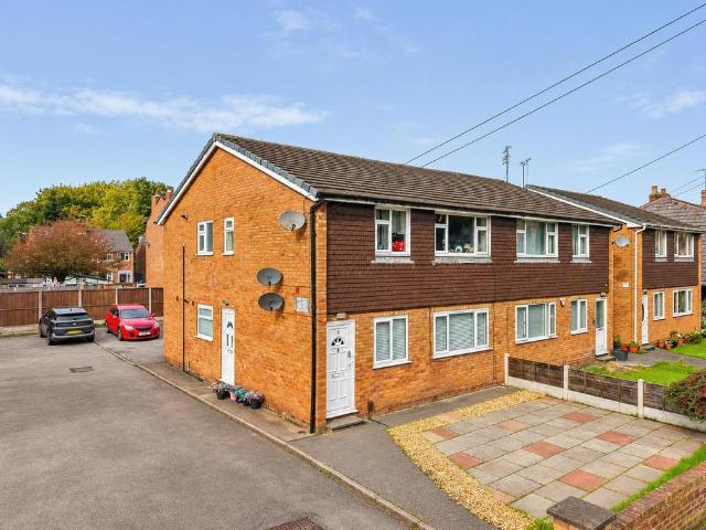 Flat for sale in Sale, Trafford