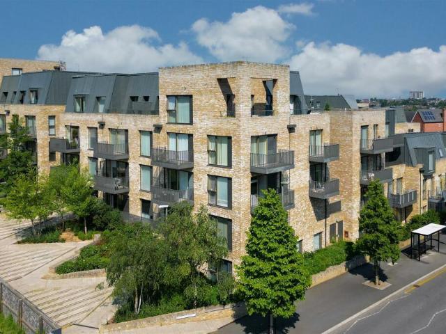 Flat for sale in West Finchley, Greater London