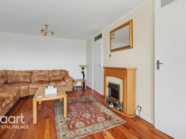 Flat for sale in London Borough of Croydon, Upper Norwood