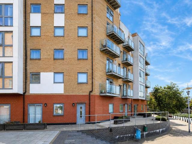 Flat for sale in Hythe, Fordham Heath