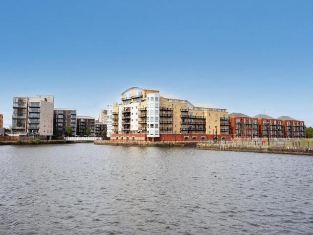 Flat for sale in Cardiff Bay, Falcon Lodge