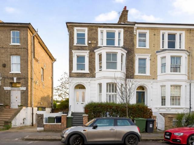 Flat for sale in Clapham, Greater London
