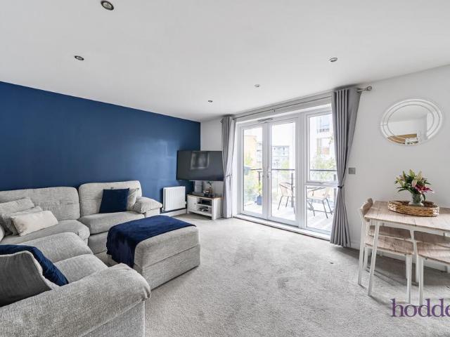 Flat for sale in Bleriot Gate, Runnymede