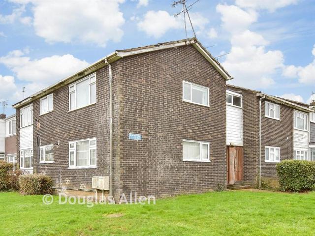 Flat for sale in Lee Chapel, Essex