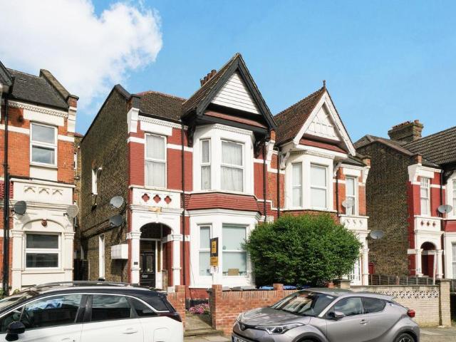 Flat for sale in Harlesden, Greater London