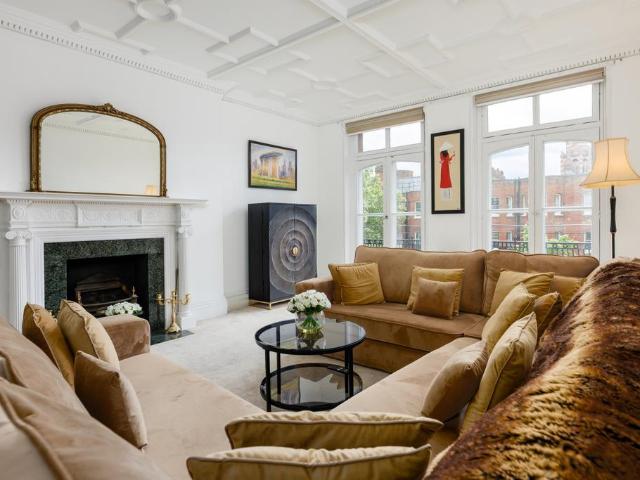 Flat for sale in Victoria, Greater London