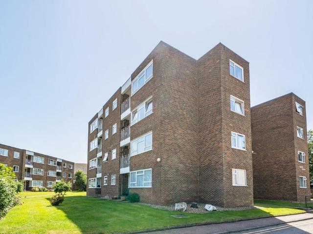 Flat for sale in Longlands, Greater London