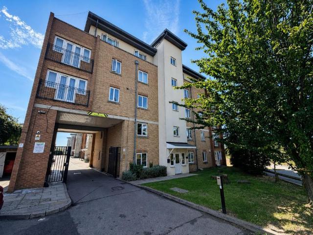 Flat for sale in Rainham, Greater London