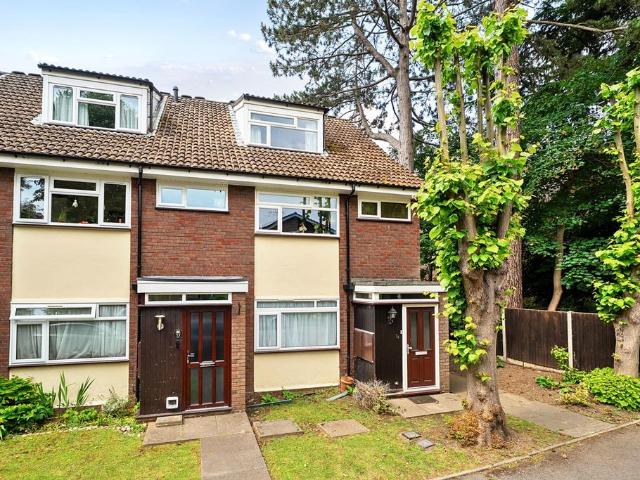 Flat for sale in Hatch End, Greater London