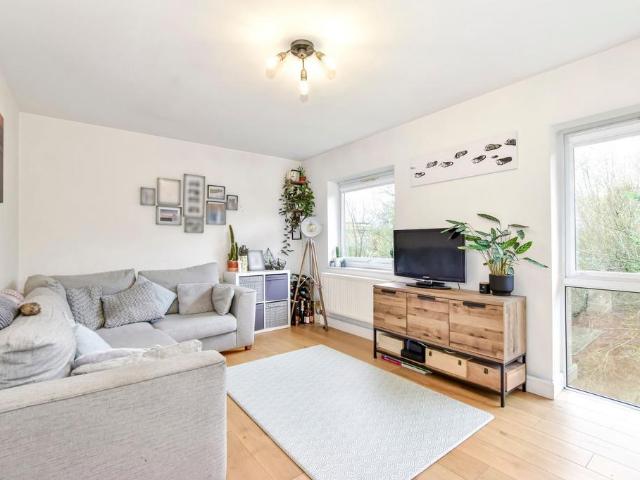 Flat for sale in Kings Langley, Dacorum