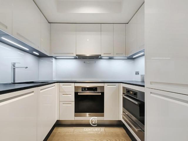 Flat for sale in Kensington, Greater London