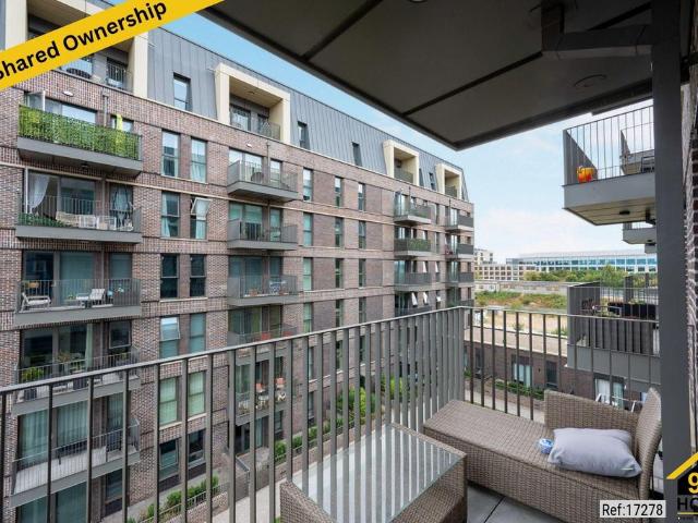 Flat for sale in Tolworth, Greater London