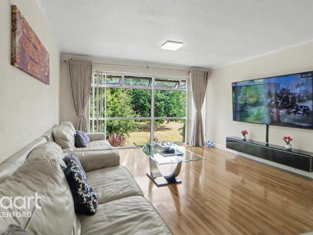 Flat for sale in London Borough of Ealing, Greenford