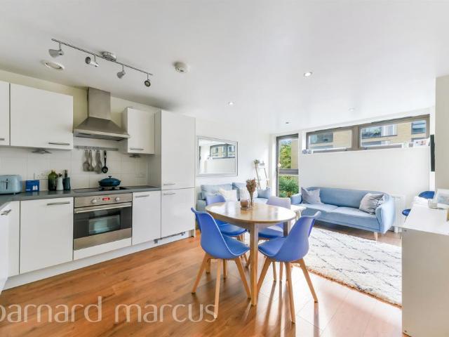 Flat for sale in Wandsworth, Greater London