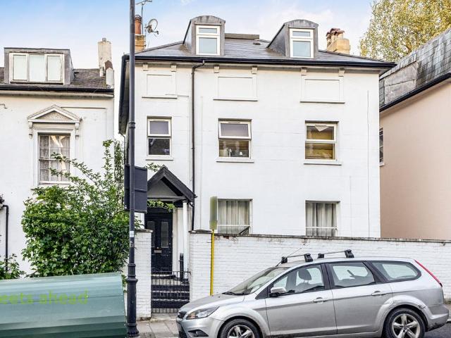 Flat for sale in West Norwood, Greater London