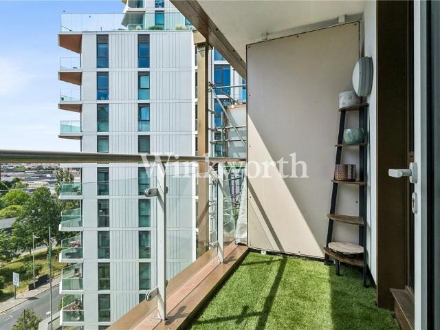 Flat for sale in Hale Village, Tottenham Hale