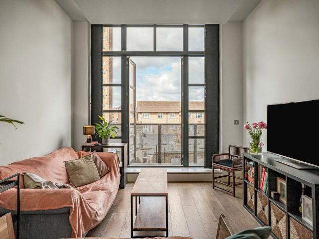 Flat for sale in South Hackney, Greater London
