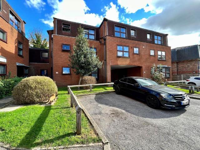 Flat for sale in Navestock Side, Essex