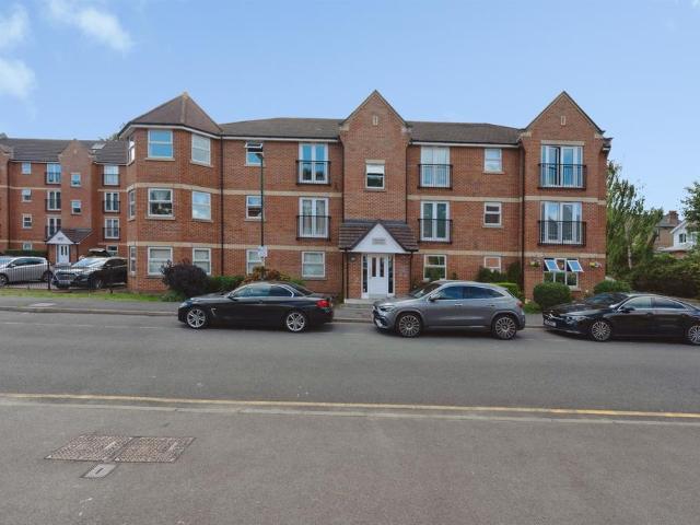 Flat for sale in Bushey, Hertsmere