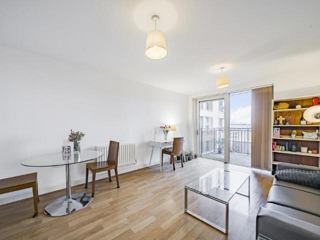 Flat for sale in Dalston, De Beauvoir Town