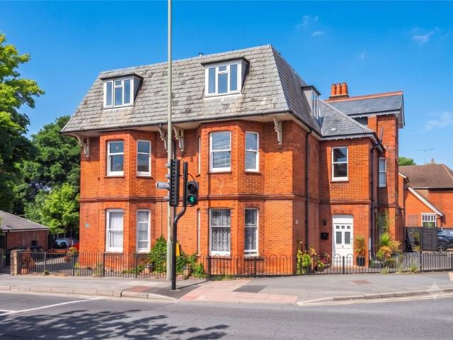 Flat for sale in Heol-las, Surrey