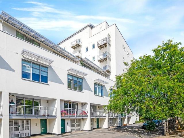 Flat for sale in Mortlake, Greater London