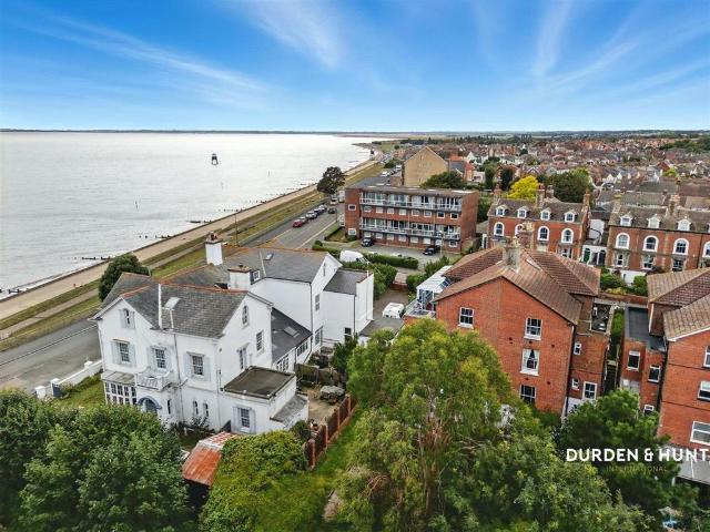 Flat for sale in Dale Hill, Essex