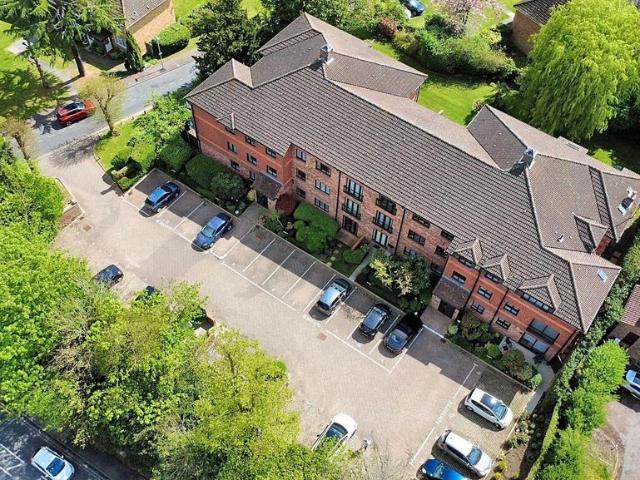 Flat for sale in Elstree and Borehamwood, Borehamwood