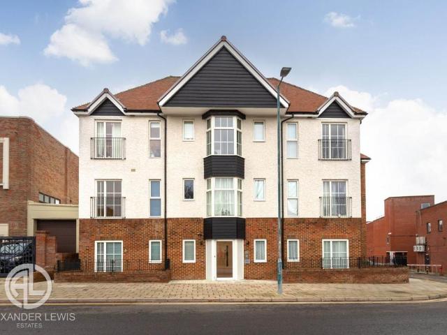 Flat for sale in Jackmans Estate, King's Walden