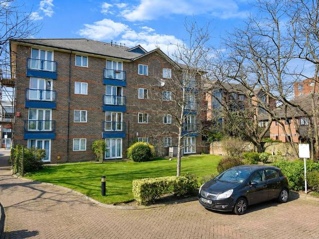 Flat for sale in London Borough of Croydon, Selhurst