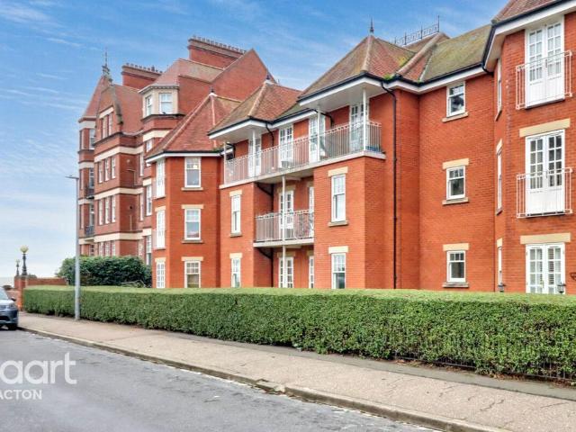 Flat for sale in Dale Hill, Essex