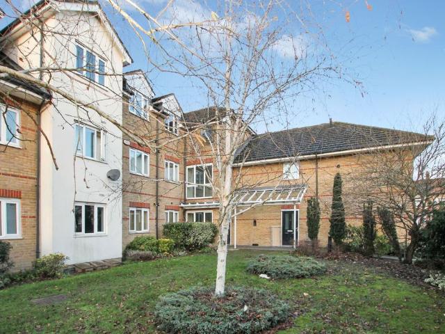 Flat for sale in Romford, Rush Green