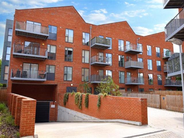 Flat for sale in Yiewsley, Greater London