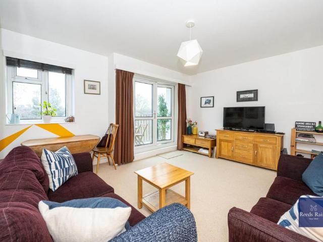 Flat for sale in South Lambeth, Greater London